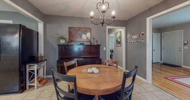 Building Photo - Available early Jan! 3bd/2bth w/fenced yard