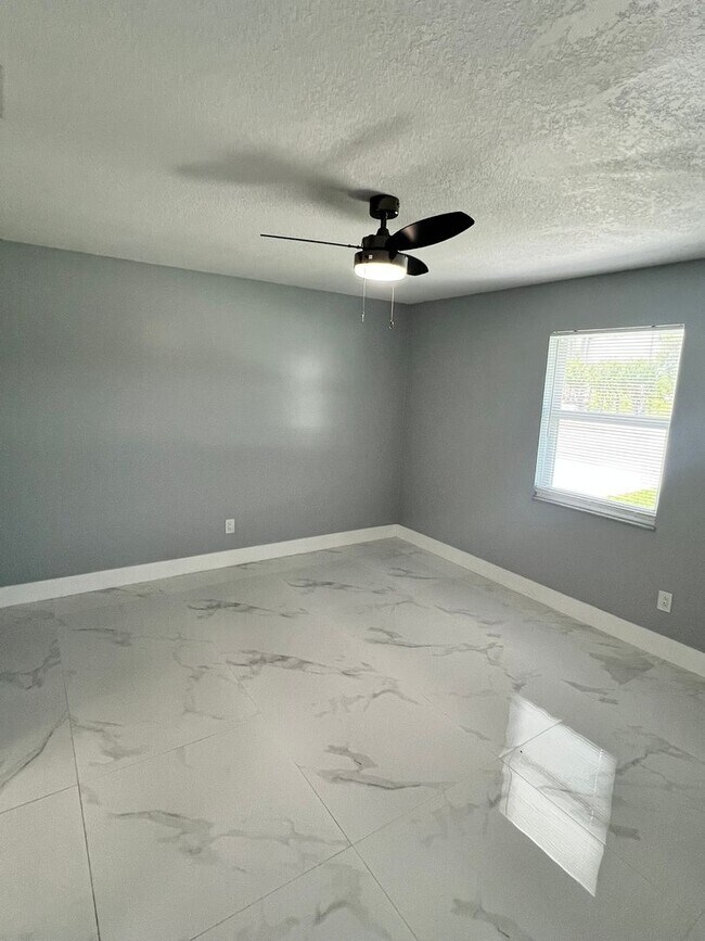 Building Photo - NEWLY RENOVATED 3 BEDROOM 2 BATH HOME- TIL...