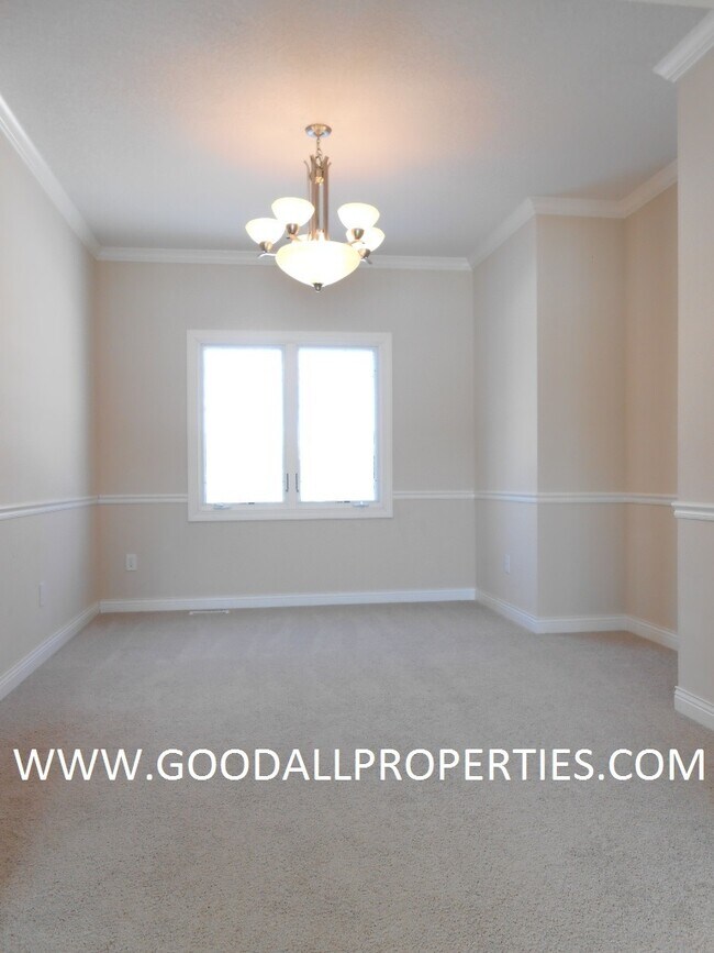 Building Photo - 4BR Urbandale Home with a 3-Car Garage, Deck & Fireplace