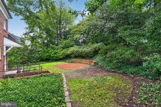 Building Photo - 7215 Rollingwood Dr