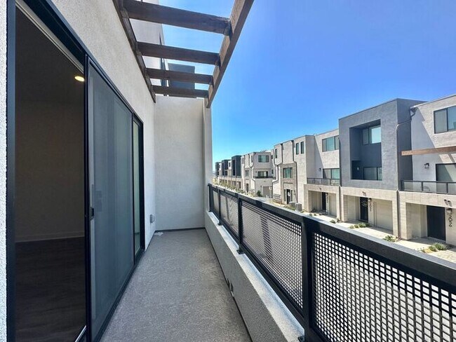 Building Photo - Modern 3BR Townhome in Ocean View Hills with Attached Garage & Open Floor Plan