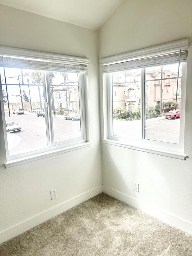 Building Photo - 202 18th St