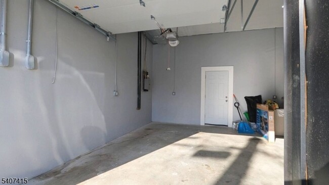 Building Photo - 7 Maple St