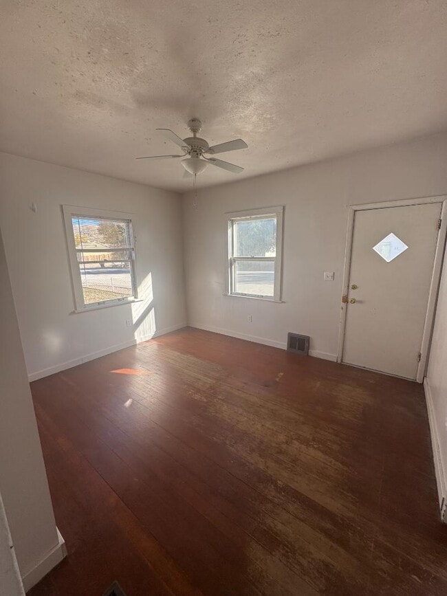 Primary Photo - 18 Frontier St