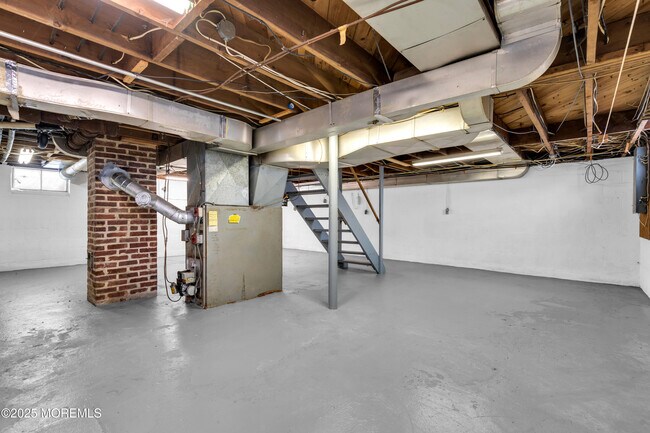 Building Photo - 2061 Lakewood Rd