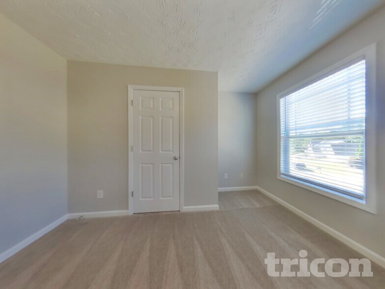 Building Photo - 2345 Village Green Dr