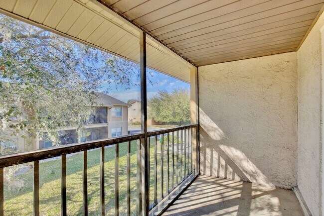 Building Photo - Spacious 2/2 Cozy Condo with a Screened Balcony in the Gated Community of Hawthorne Village - Orl...