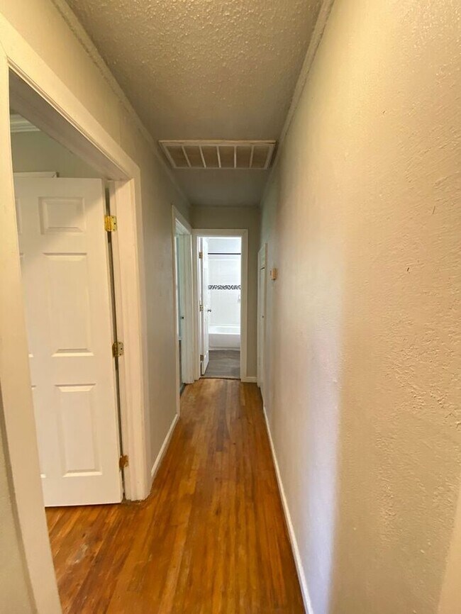 Building Photo - Cute 3 Bed 1 Bath Near Tinker AFB