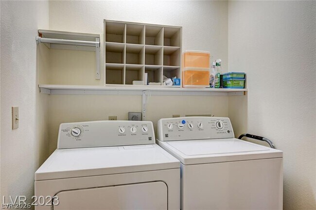 Building Photo - 760 Thousand Oaks Dr