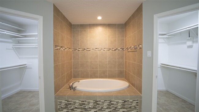 Building Photo - 3406 Deerwood Ln