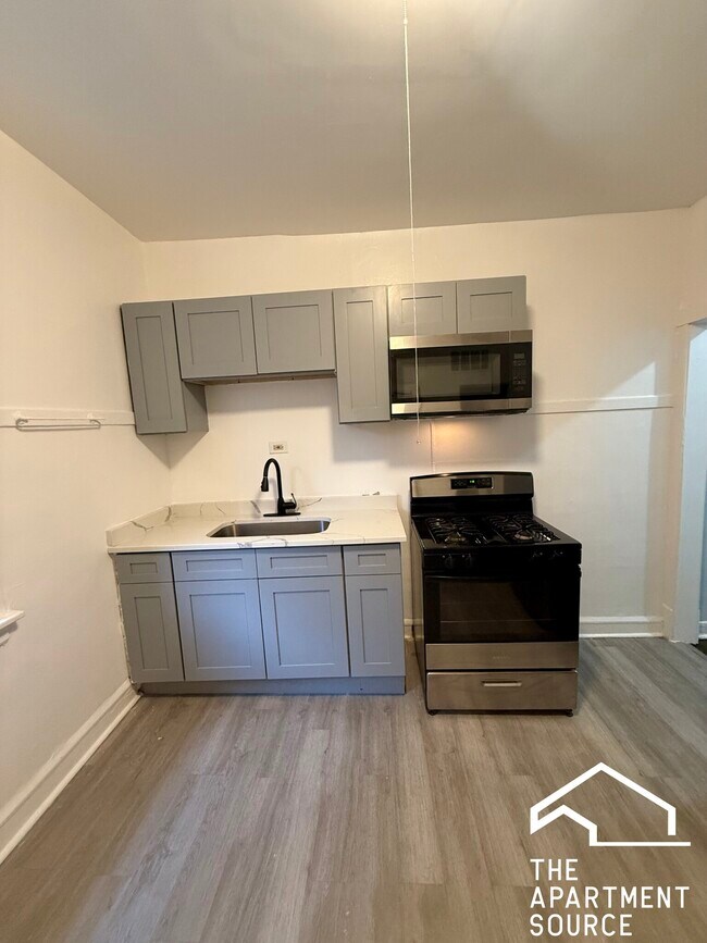 Building Photo - 1030 E Hyde Park Blvd