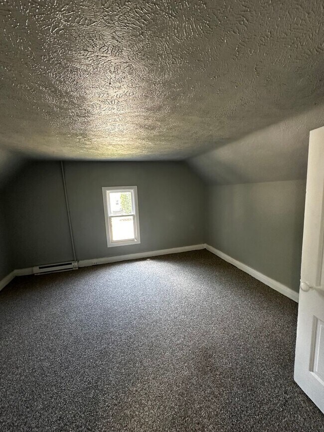 Building Photo - 723 W Shirland Ave