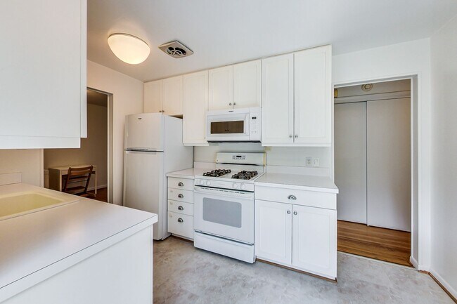 Building Photo - 3 bedroom/2 bath Light Filled Home Located in a Quiet Cul-de-Sac