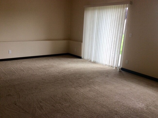 Building Photo - Beautiful, spacious townhouse for rent