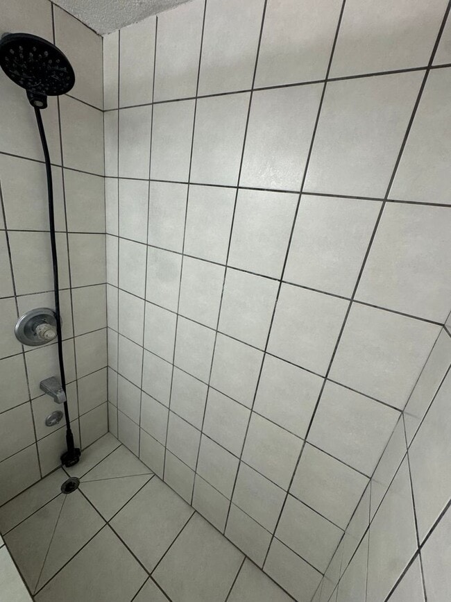 Building Photo - PET FRIENDLY 3 Bed, 1 Bath, 1 parking ELECTRIC INCLUDED