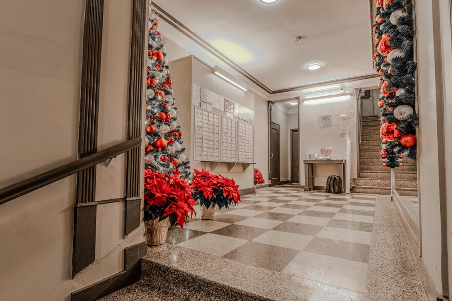 Building Photo - 53 W 72nd St