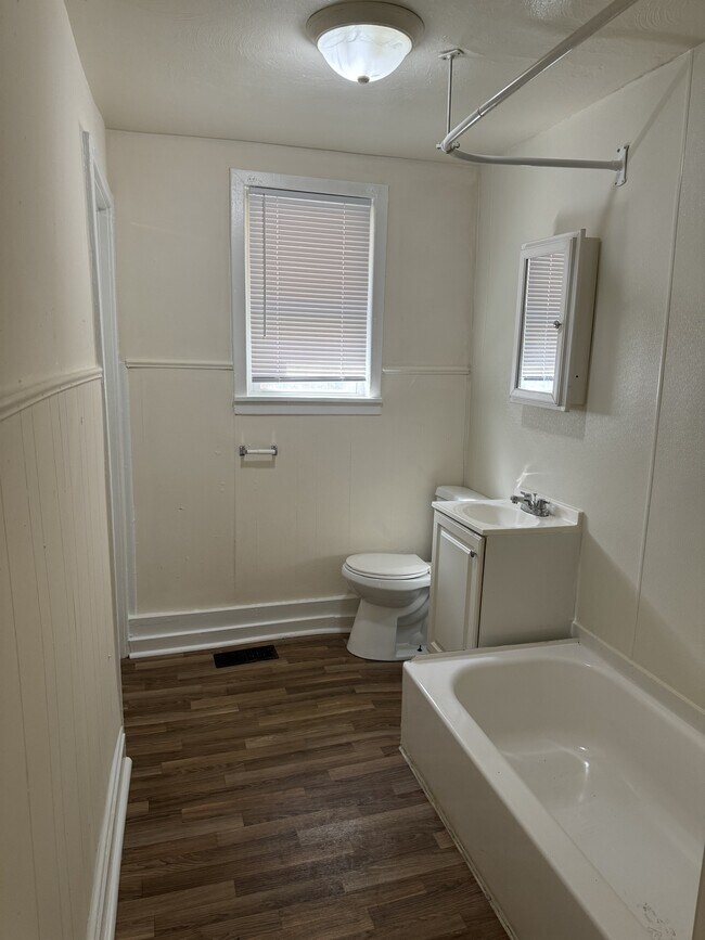 Building Photo - 1723 McArthur Ave