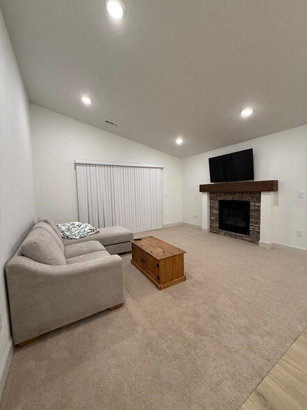 Building Photo - 385 Taft St