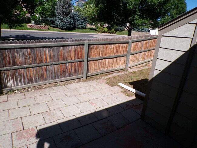 Building Photo - Great Littleton Location! 2 bedroom, 1 bat...