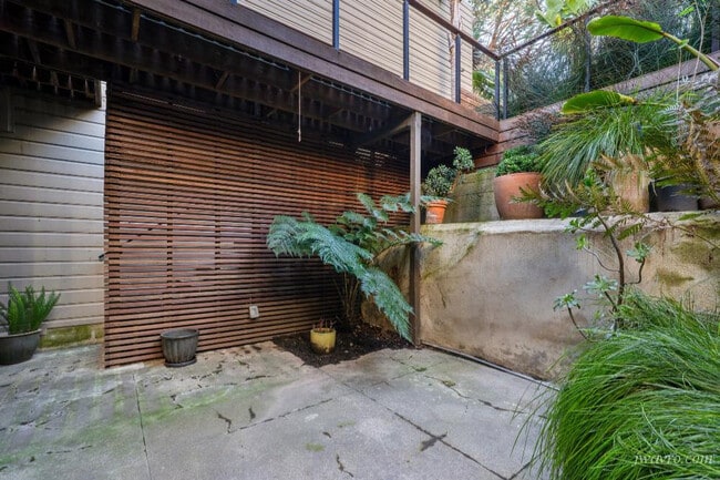 Building Photo - 354 Castro St