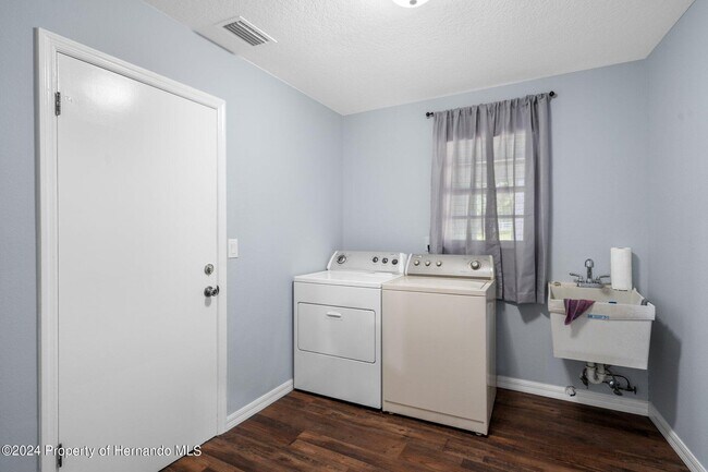 Building Photo - 7001 Griffin Rd