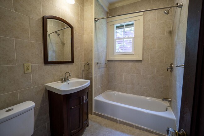 Building Photo - Spacious 4 Bedroom Apartment - 6/1/26