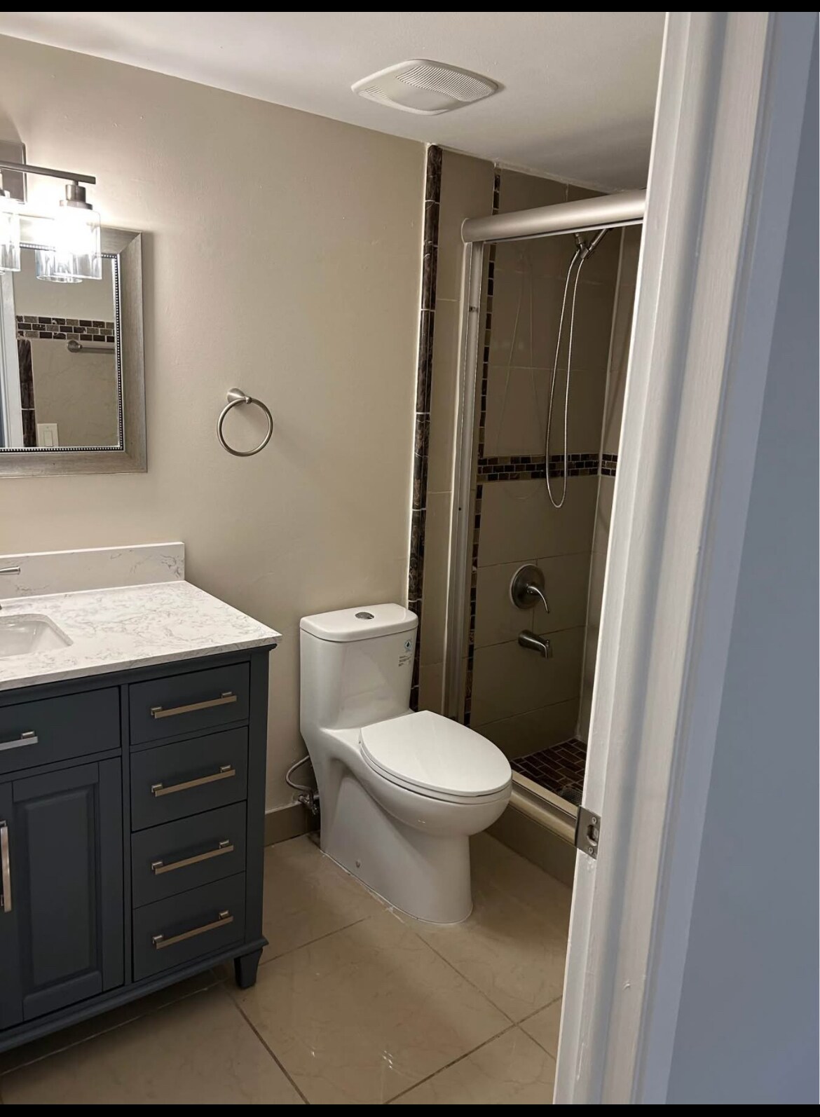Master bath - 495 W Park Dr