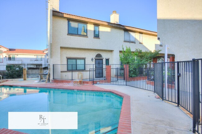 Building Photo - Fully Remodeled | Spacious & Bright Townhome