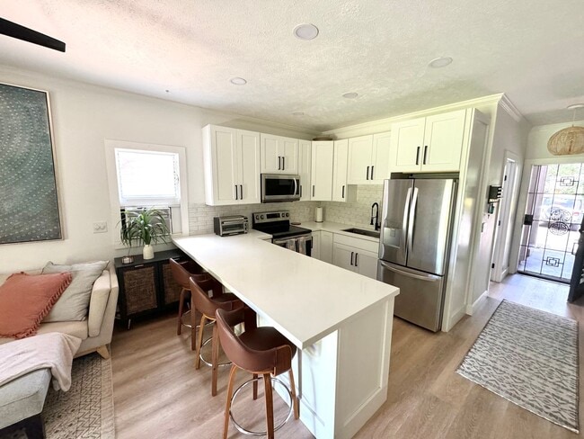 Building Photo - Beautifully Remodeled 2 bed 1 bath Pohaila...