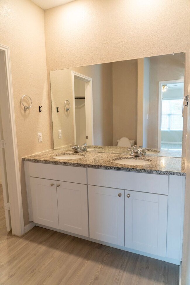 Building Photo - Spacious 3/2 Dream in Converse TX