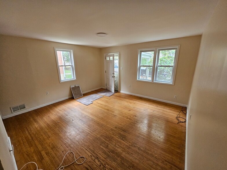 Living Room - 913 E 21st St