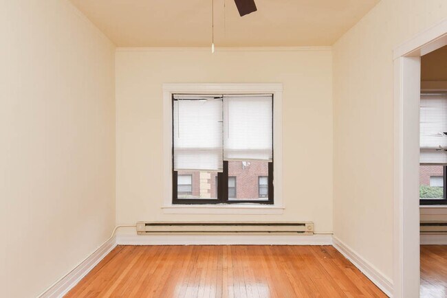 Building Photo - 834 W Waveland Ave