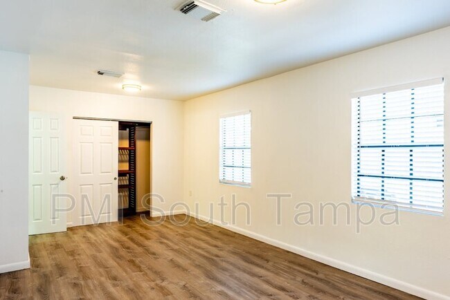 Building Photo - 3402 W Van Buren Dr