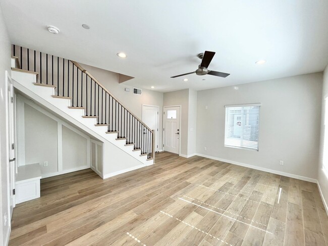 Building Photo - Modern 3B 2.5BA Townhome w/ AC!