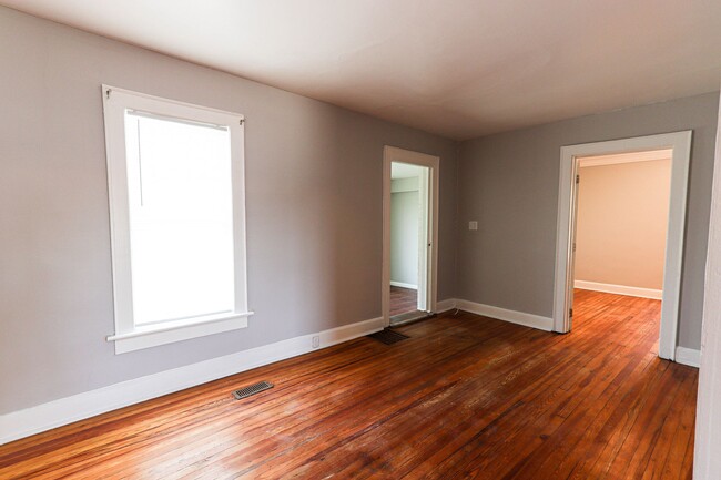 Building Photo - Large 1 Bedroom with fenced yard and garage