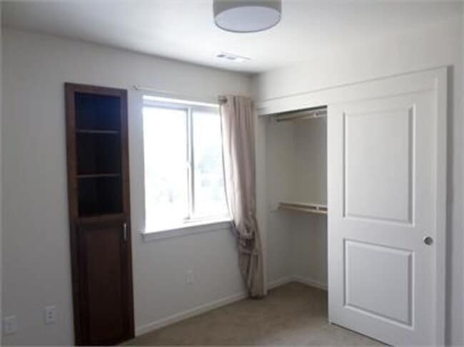 Building Photo - Stunning town home in the Ridgeview Place ...