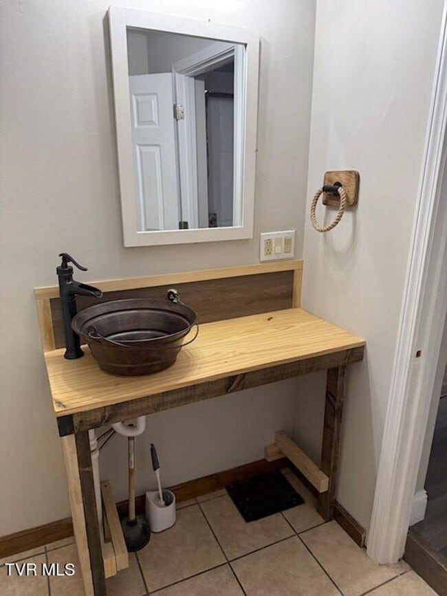 Building Photo - 4 Bedroom 2 Bath in Bristol, TN