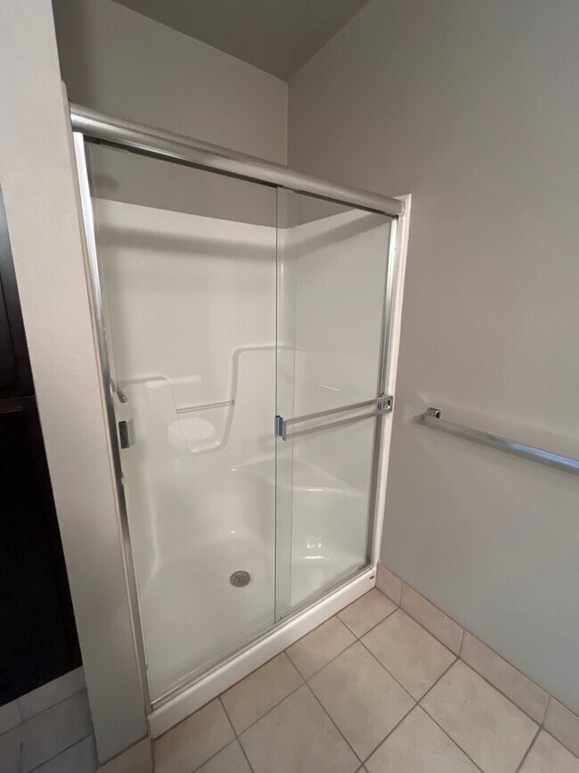 Building Photo - 2 BEDROOM, 2 BATH GREAT LOCATION