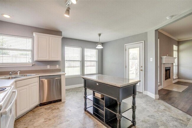 Building Photo - 578 Tanglewood Dr