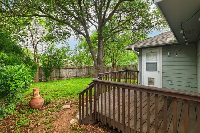 Building Photo - Freshly Renovated! Great Location! Such a sweet home