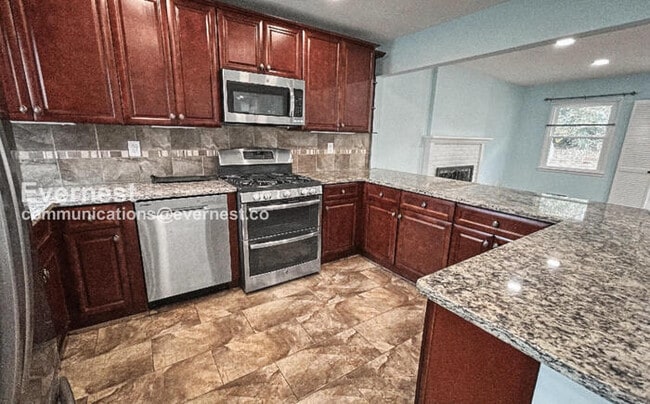 Building Photo - 3 Bed/3 Bath Home with Fenced Yard and Garage / Available Now!