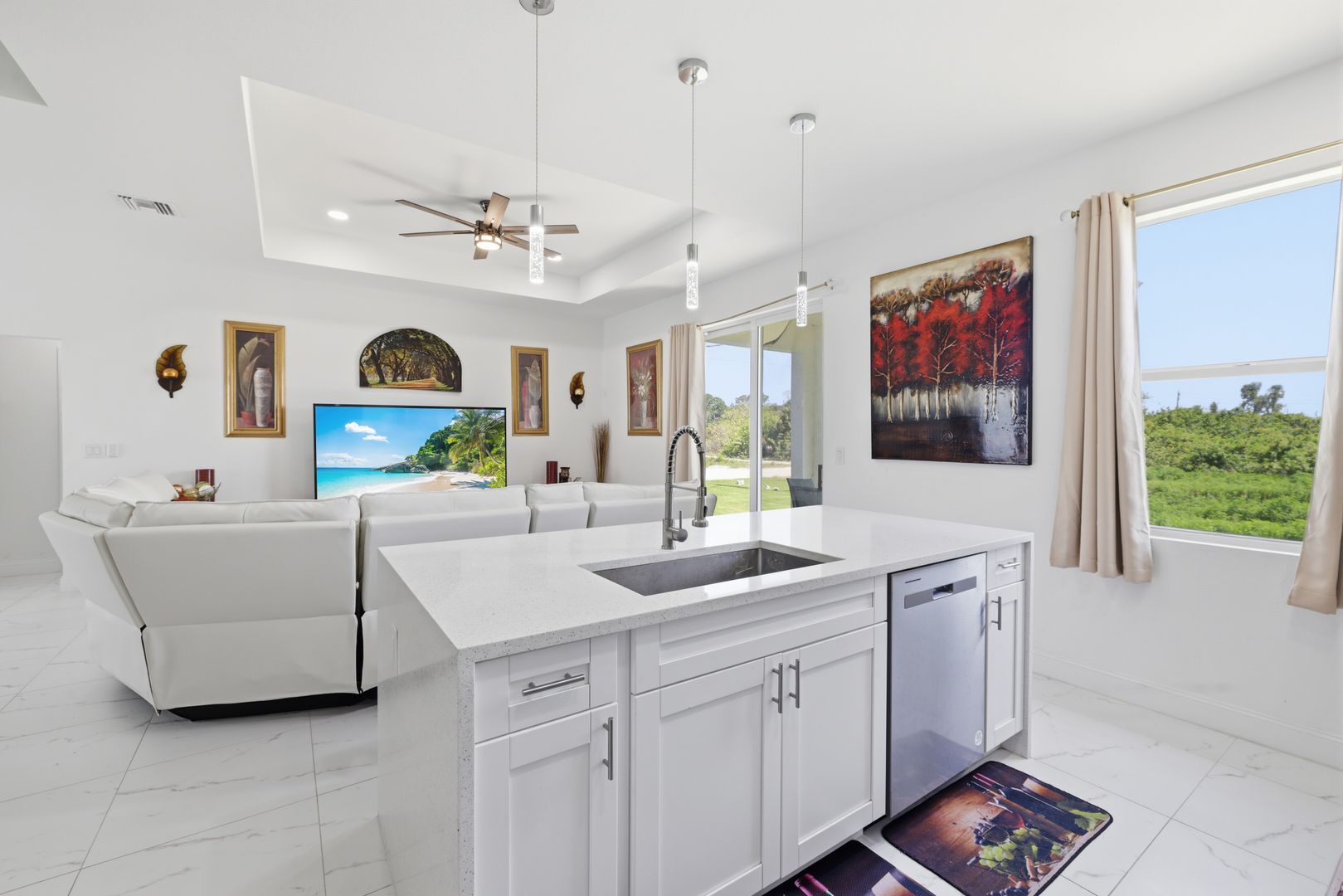 Building Photo - Newer 3/2 home all tile