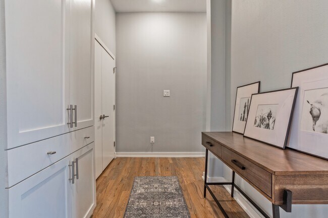 Building Photo - Stylish 2BR/2.5BA Townhome in Prime East Dallas – Attached Garage, Unbeatable Location