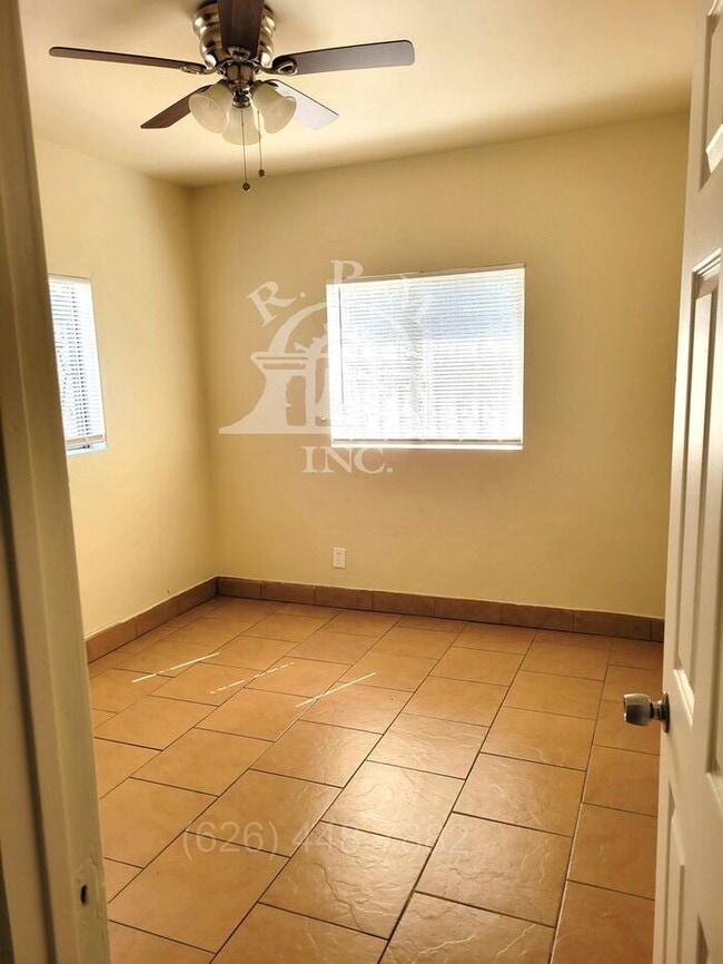 Building Photo - 3 Bedroom House With Plenty of Parking and Large Yard in Los Angeles, CA.