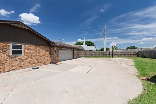 Building Photo - 2102 Canary Ave