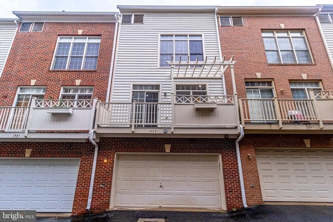 Building Photo - 1323 N Barton St