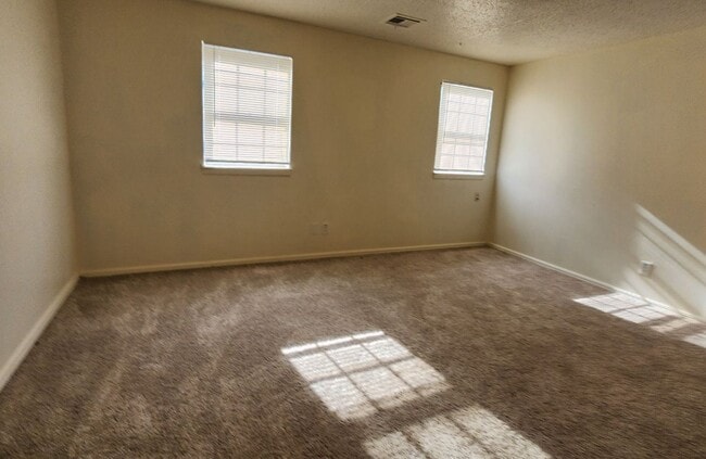 Building Photo - 5 bedroom 2.5 bath - Accepting Housing Vouchers