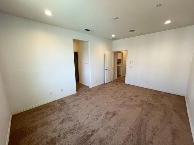 Building Photo - Updated 3BD 2.5BA Townhouse in Imperial Be...