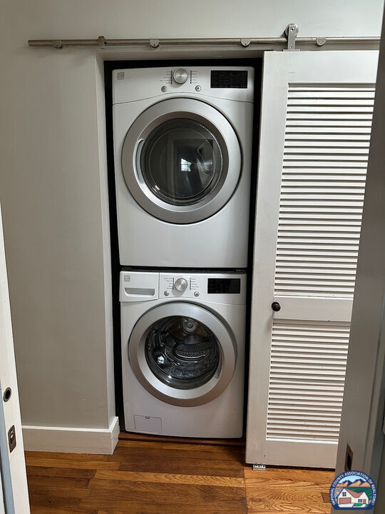 Building Photo - 1075 Hayes Ave