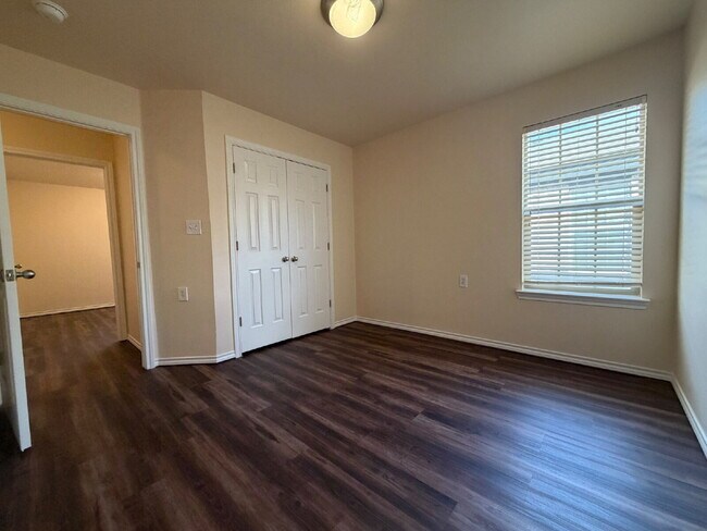 Building Photo - Charming 3-Bed, 2-Bath Spacious Home in Fox Den!